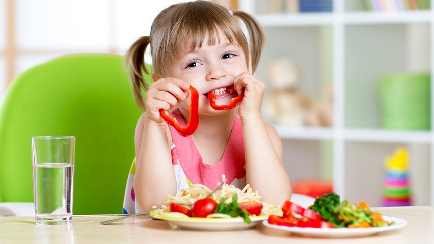 Як привчити дитину їсти овочі